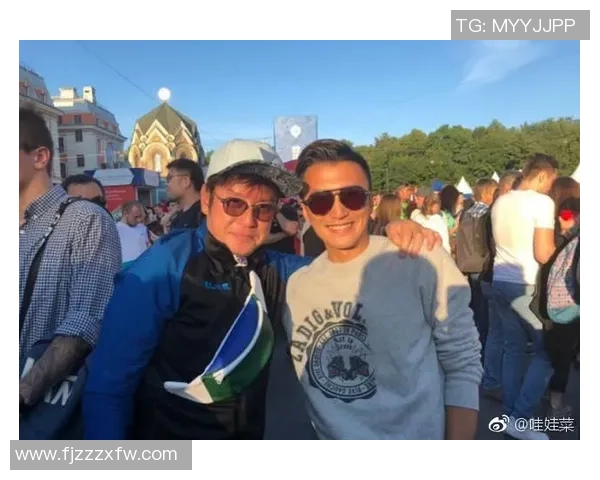 谢霆锋与足球明星亲密合影展现运动与娱乐界的完美结合 谢霆锋与足球明星亲密合影展现运动与娱乐界的完美结合