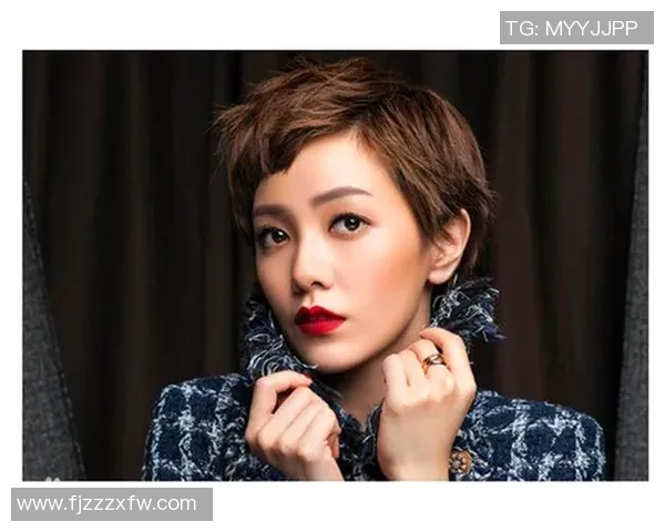 足球明星蓝白发型女生展现个性魅力与时尚风潮的完美结合 足球明星蓝白发型女生展现个性魅力与时尚风潮的完美结合